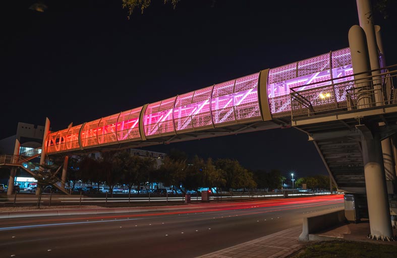 بلدية مدينة أبوظبي ترتقي بالإنارة التجميلية لجسر المشاة على شارع الشيخ راشد بن سعيد  