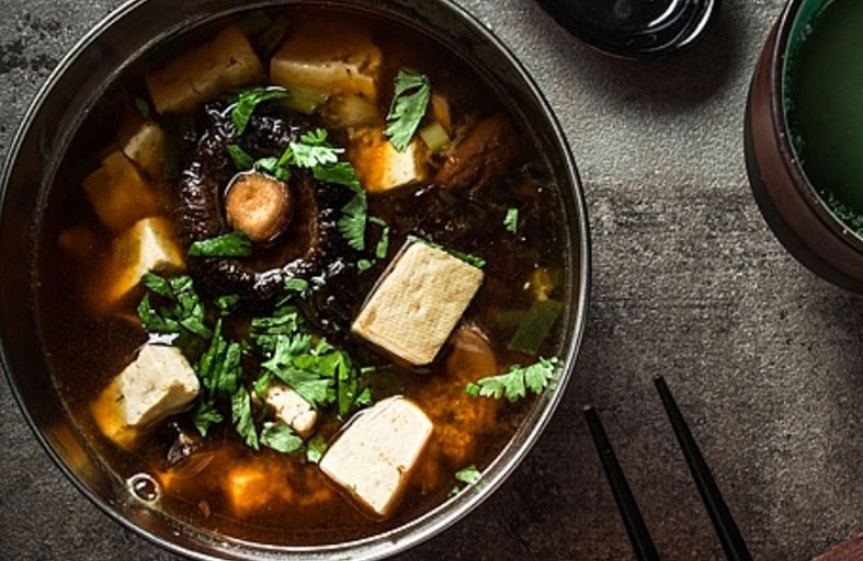 فضيحة في مطعم .. فأر يسقط في طبق الحساء!