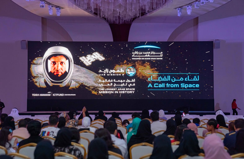 سلطان النيادي يتواصل مع أهالي الشارقة اليوم ضمن لقاء من الفضاء