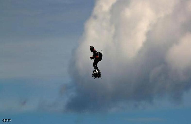 طائرتان تبلغان عن رجل طائر