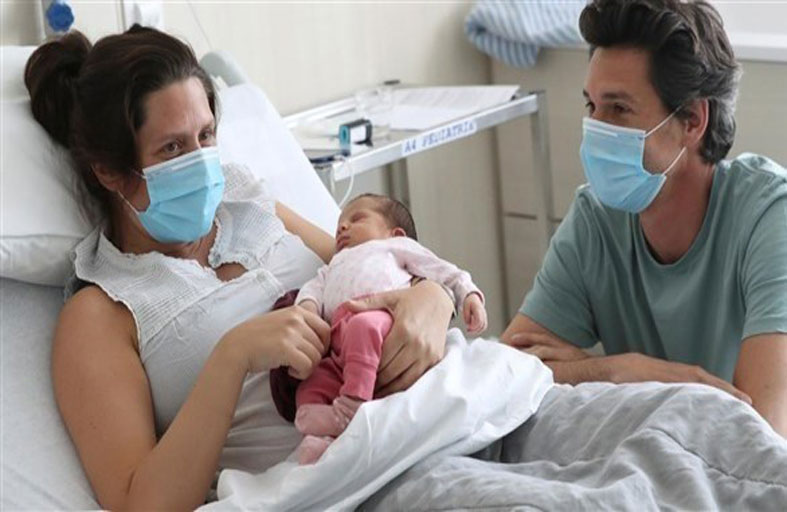 مصابة بكورونا تضع مولودة بصحة جيدة