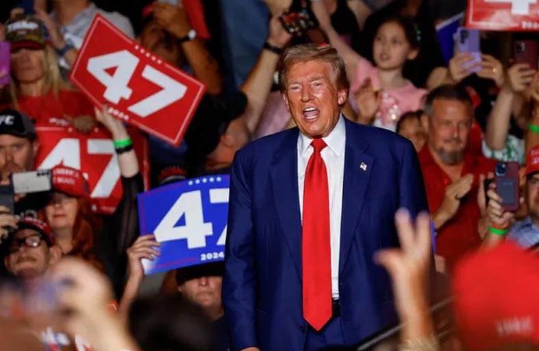 على غرار بايدن.. سقطة لترامب تثير السخرية 