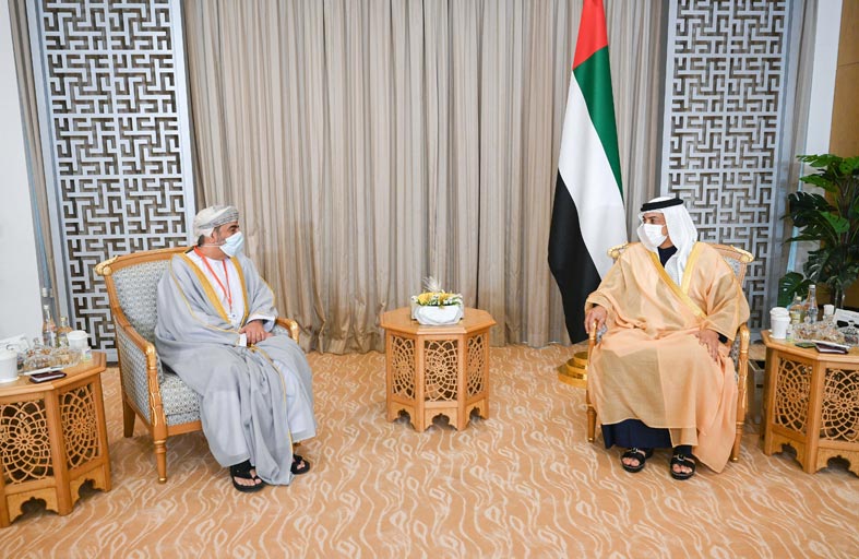 منصور بن زايد يستقبل سفير سلطنة عمان