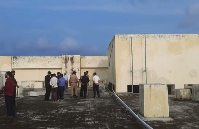 طلاب يشربون من خزان مياه به جثة متحللة