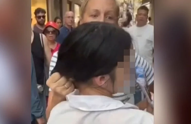 مواجهة عنيفة بين سائحة و لصة مراهقة 