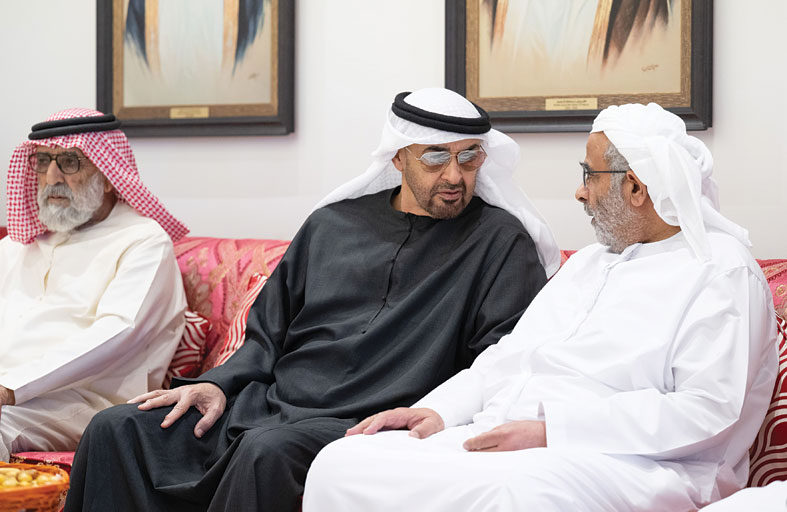 رئيس الدولة يقدم واجب العزاء في وفـاة محمـد مبـارك المنصـوري 