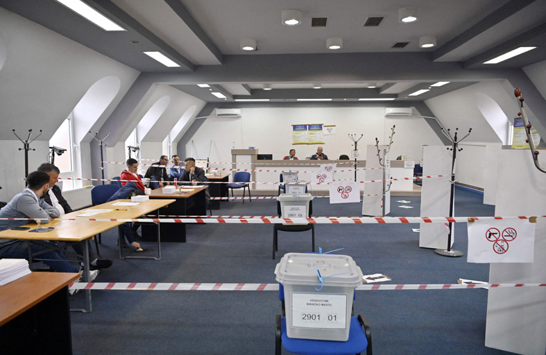 صرب كوسوفو يصوتون لإقالة رؤساء بلديات ألبان 