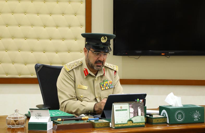 مدير أكاديمية شرطة دبي يترأس اجتماعا استثنائيا عن بعد لمناقشة سير العملية التعليمية