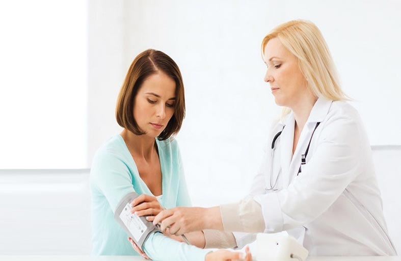 أخصائي يحدد الفحوصات اللازمة عند ارتفاع مستوى ضغط الدم