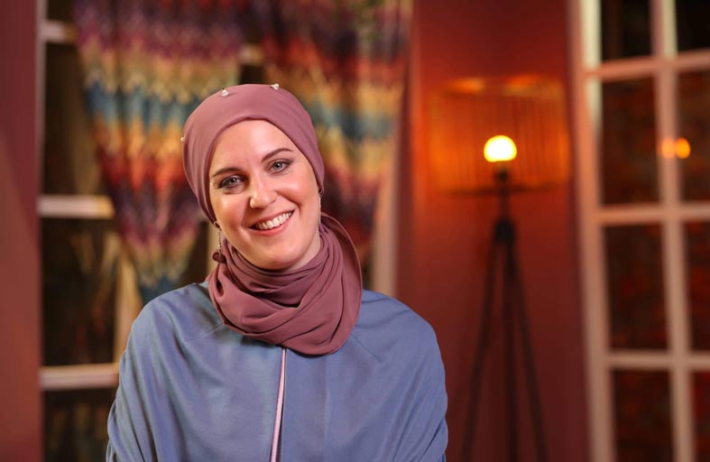 سلوى لورين.. فنانة إنجليزية مرت برحلة من التساؤلات حتى اعتنقت الإسلام