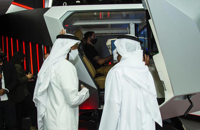 نهيان بن زايد يزور جناح تسليح القابضة الإماراتية 