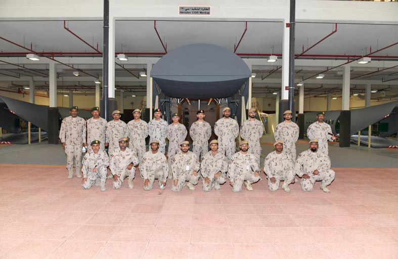 قائد القوات البرية يشهد تخريج دورة المظليين