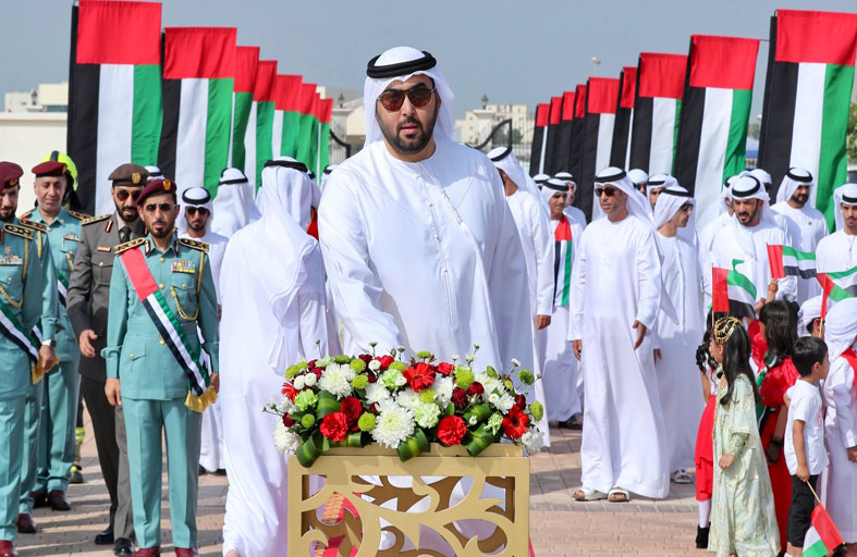 ولي عهد أم القيوين يرفع علم الدولة في حديقة الخور