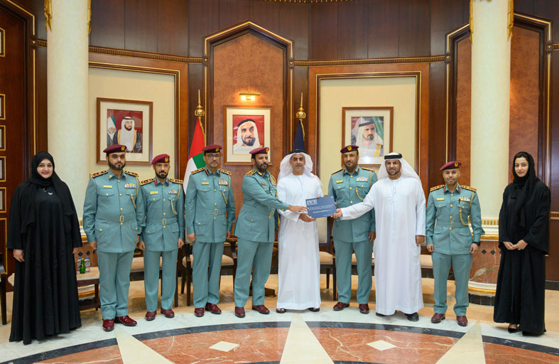 سيف بن زايد يطلع على شهادة عالمية حصلت عليها وزارة الداخلية