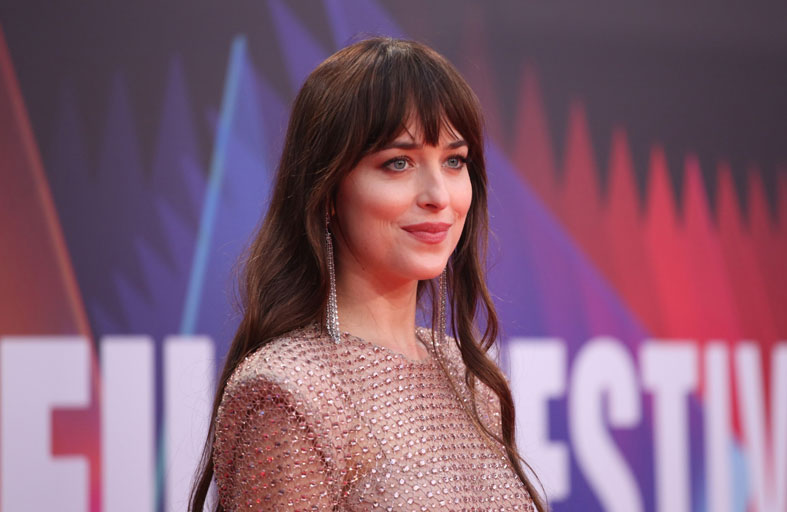 داكوتا جونسون بصور عفوية وجمالها حديث الجمهور!