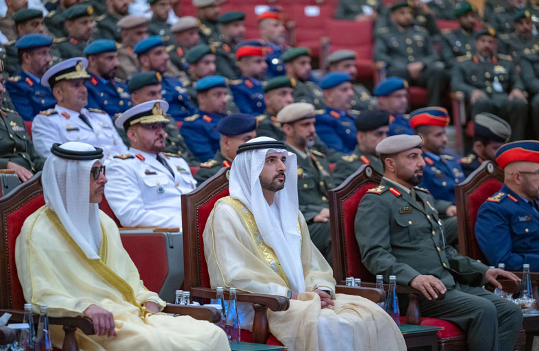 حمدان بن محمد يشهد حفل تخريج دورة الضباط الجامعيين 43 في كلية زايد الثاني العسكرية 