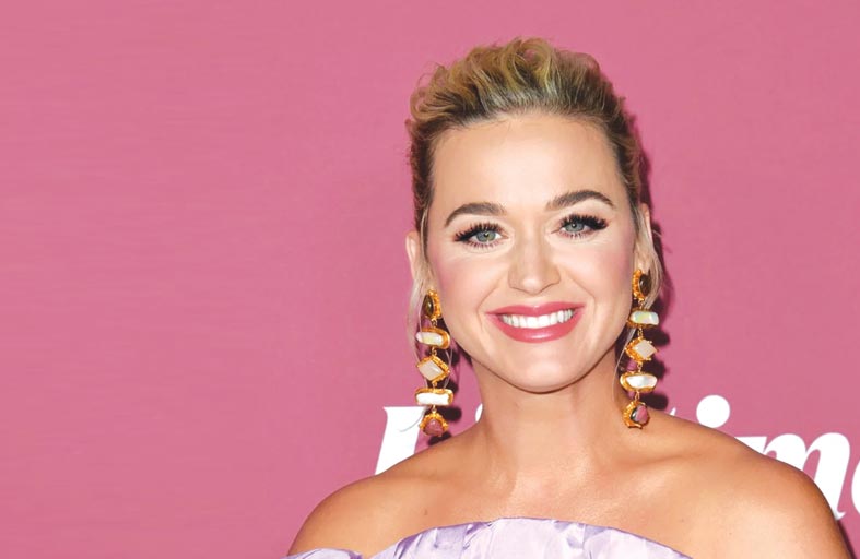 انهيار وبكاء كاتي بيري بسبب متسابق تعرض لإطلاق نار