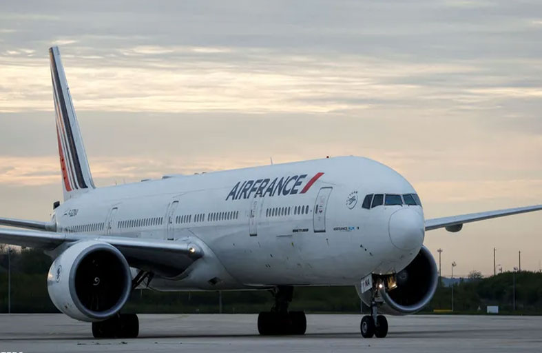 وزير فرنسي يعتبر تذاكر الطيران الرخيصة خطرا على البيئة