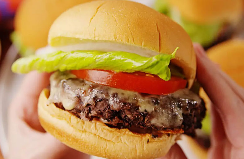 وجبة برجر تصدم سيدة.. ماذا وجدت داخلها؟