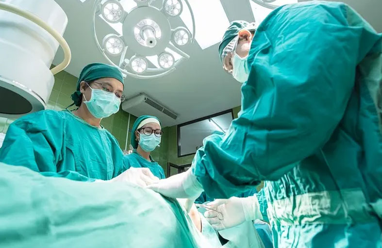 الطبيبات أم الأطباء.. من الأمهر في إجراء العمليات الجراحية؟