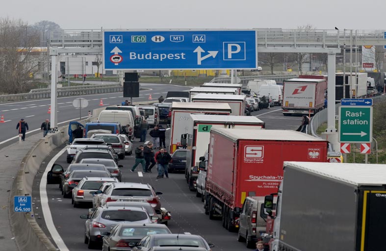 أوروبا تغلق حدودها وإجراءات مشددة في العالم أجمع  