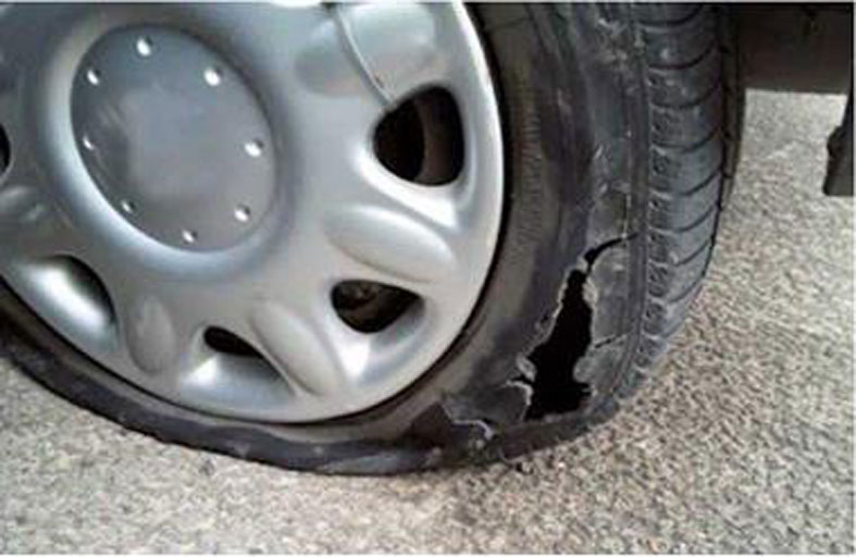 سيدة تخرب 100 إطار سيارة