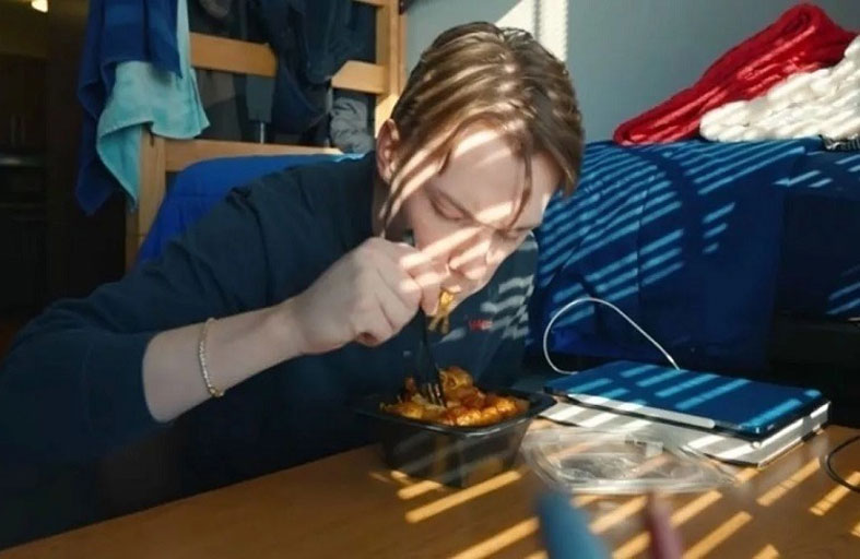 طالب يفقد جميع أطرافه بعد تناول بقايا وجبة