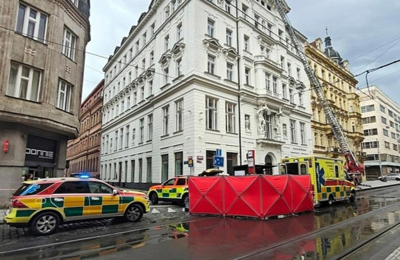 واجهة مبنى تنهي حياة راكب بمحطة ترام 