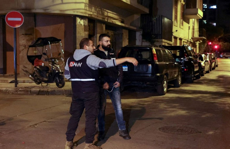 نوبات حراسة ليلية في بيروت تعيد للأذهان ذكرى اضطرابات من الماضي 