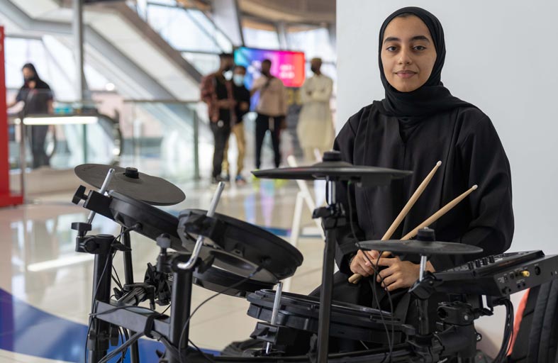 ميثة المنصوري موهبة إماراتية تشارك في مهرجان مترو دبي للموسيقى بإيقاعات شرقية ممزوجة بنغمات غربية