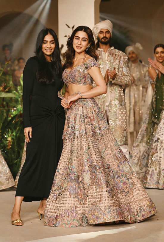 الممثلة الهندية سارة علي خان تقدم تصميمًا لعائشة راو خلال أسبوع الأزياء الراقية في نيودلهي. ا ف ب