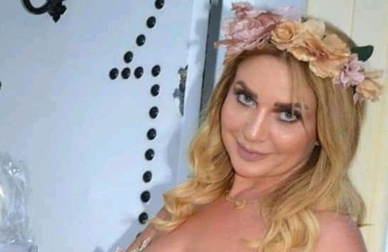 بـ خاتم وباقة زهور لخطبة حبيبها من أهله