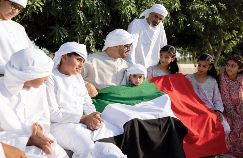 رئيس الدولة وحكام الإمارات يرفعون العلم في جميع إمارات الدولة 