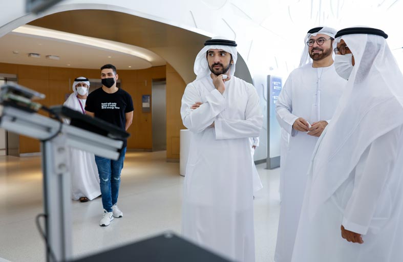 حمدان بن محمد يتوج الفائز بلقب أفضل مبرمج عربي