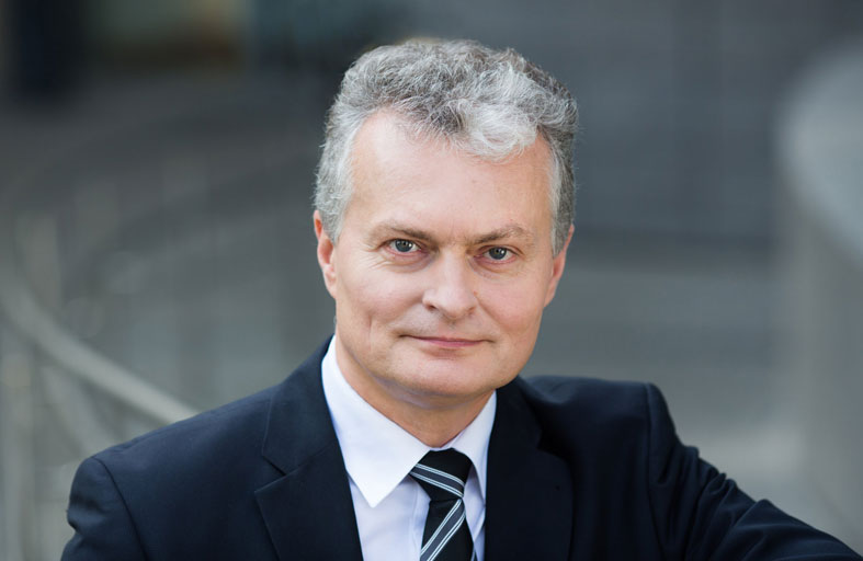 رئيس ليتوانيا يحث على ضم أوكرانيا لحلف الأطلسي