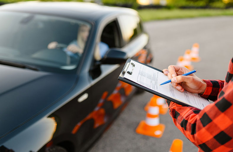 مخالفة غريبة على ركن السيارات بمواقف غير مخصصة