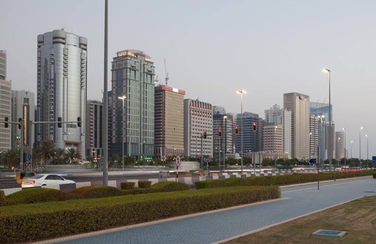 بلدية مدينة أبوظبي تدعو جميع مزاولي المهن العقارية في أبوظبي للحصول على الترخيص من البلدية 