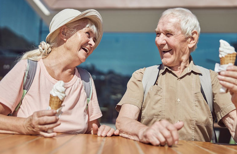 طبيبة تحذر كبار السن من خطورة تناول الآيس كريم