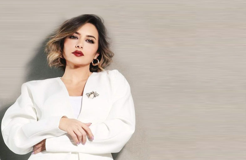 كارين سلامة: «السوشيال ميديا»  تَضغط علينا في شكل سلبي ومُرْهِق