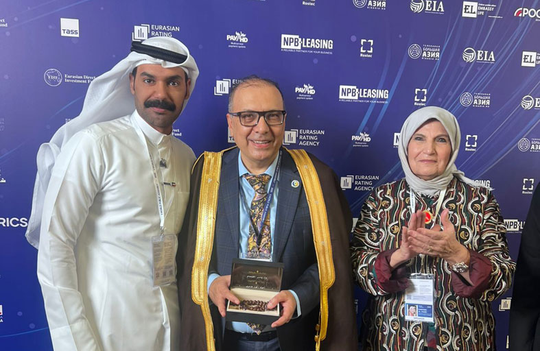 الخربج الكويتي فواز الهاجري يكرّم أستاذه د.ياسر اللحام بالبشت الخليجي في قمة شعوب العالم بروسيا