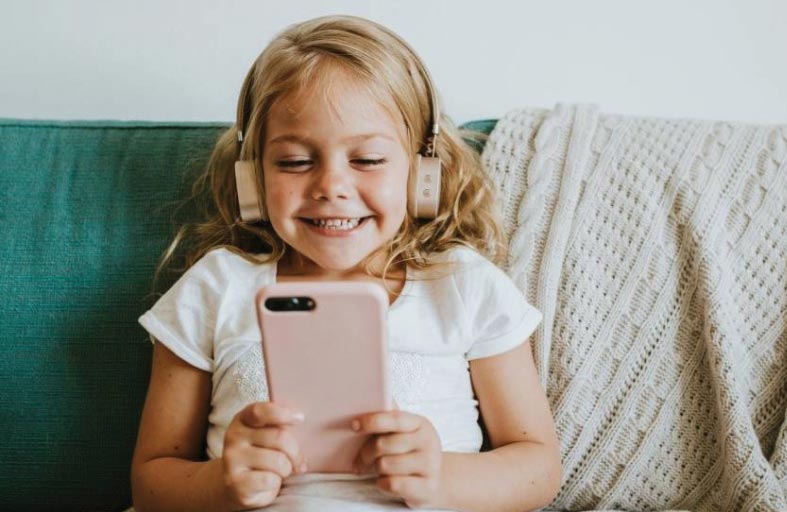 تجربة: تقليل وقت الشاشة يحسن رفاهية الطفل