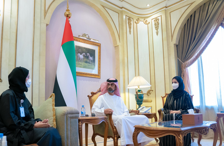 عمار النعيمي يطلع على نتائج تحدي عرض بيانات عجمان 