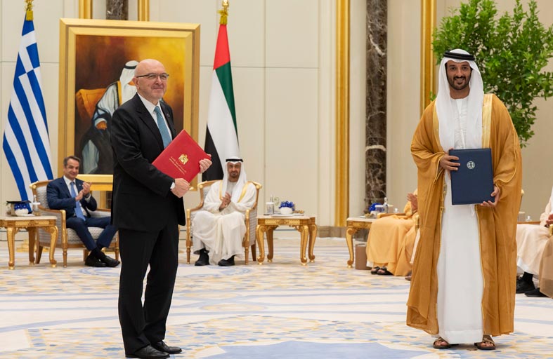 محمد بن زايد وكيرياكوس ميتسوتاكيس يشهدان تبادل مذكرات واتفاقيات تعاون بين الإمارات واليونان