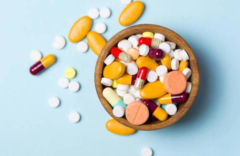 طبيب يحذر من مخاطر تناول المسكنات