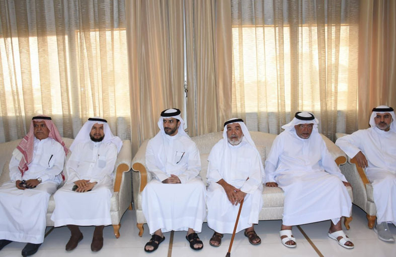 سلطان بن أحمد القاسمي يقدم واجب العزاء في وفاة علي موسى النقبي 