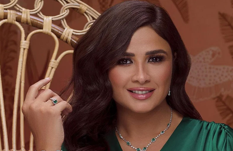 ياسمين عبدالعزيز تثير الجدل بخاتم زواج 