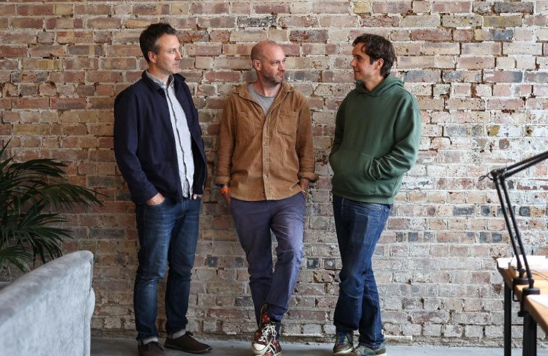 مجموعة يقودنا حمير تزعج ساسة بريطانيا