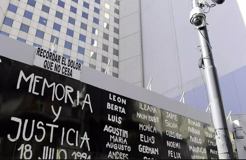 عائلات ضحايا هجوم على مركز  يهودي في الأرجنتين يطالبون بالعدالة   