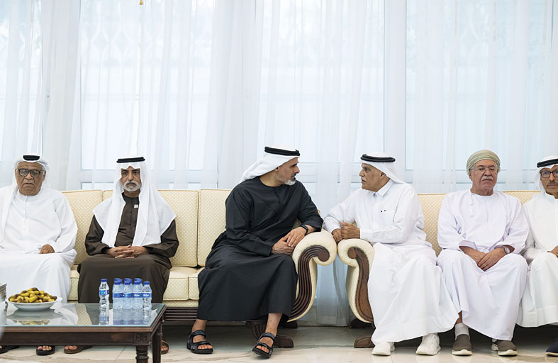 خالد بن محمد بن زايد يُقدِّم واجب العزاء في وفاة محمد إبراهيم عبيدالله