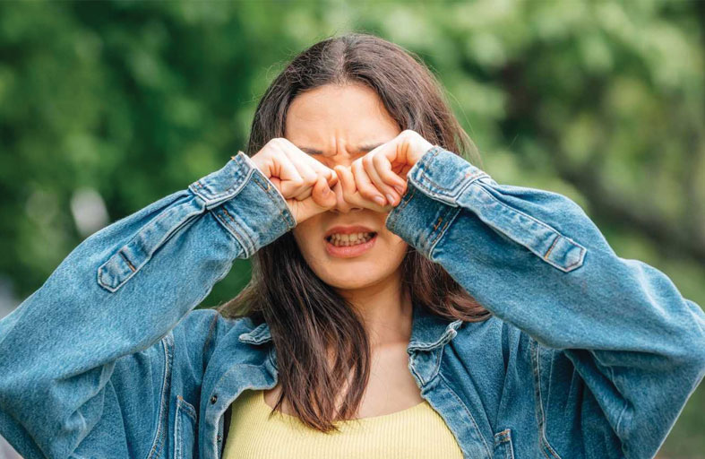 احذرها.. عادة شائعة قد تضر بصرك